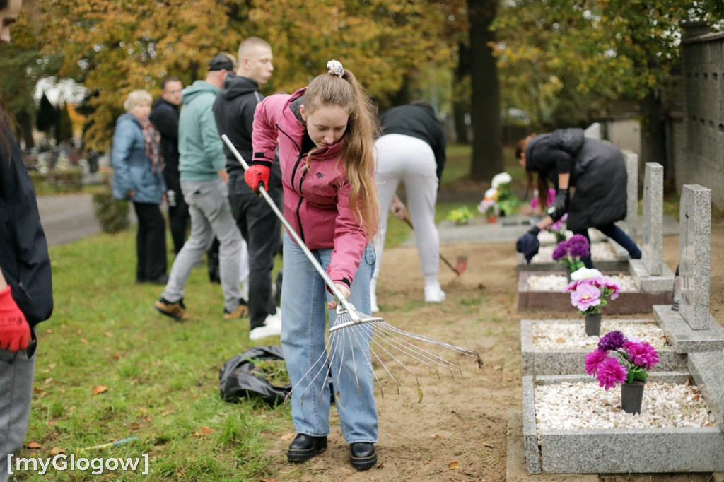 Studenci w Głogowie sprzątali groby