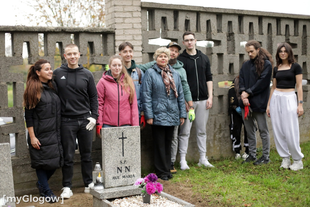 Studenci w Głogowie sprzątali groby