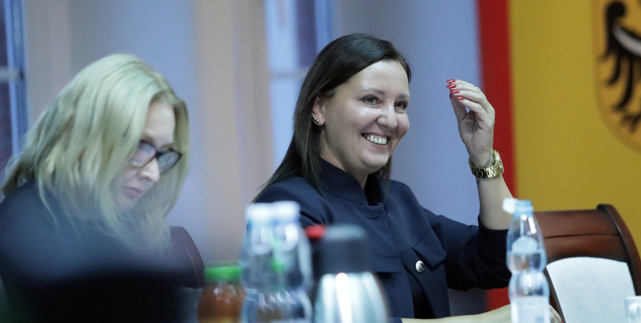 Sesja: ktoś na telefonie, ktoś czyta etykietę