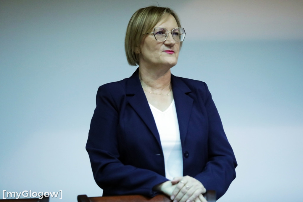 Sesja: ktoś na telefonie, ktoś czyta etykietę