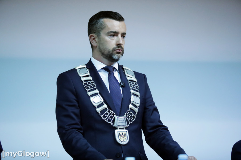 Sesja: ktoś na telefonie, ktoś czyta etykietę