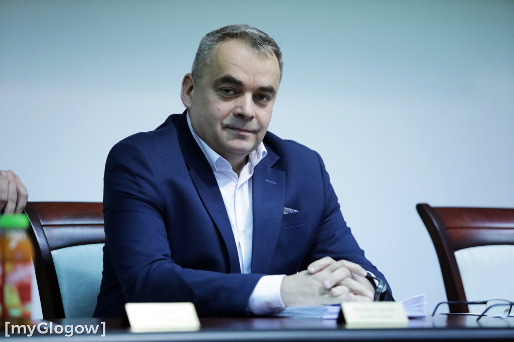 Sesja: ktoś na telefonie, ktoś czyta etykietę