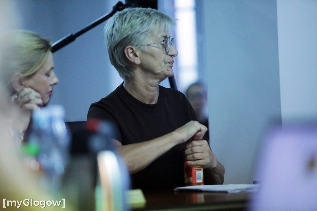 Sesja: ktoś na telefonie, ktoś czyta etykietę