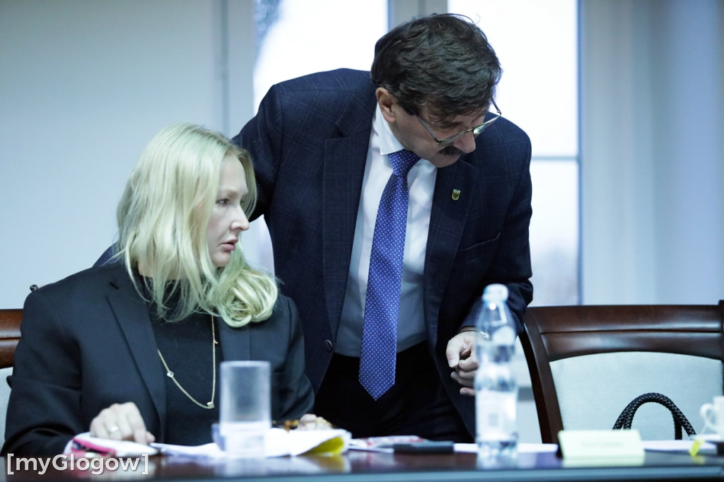 Sesja: ktoś na telefonie, ktoś czyta etykietę