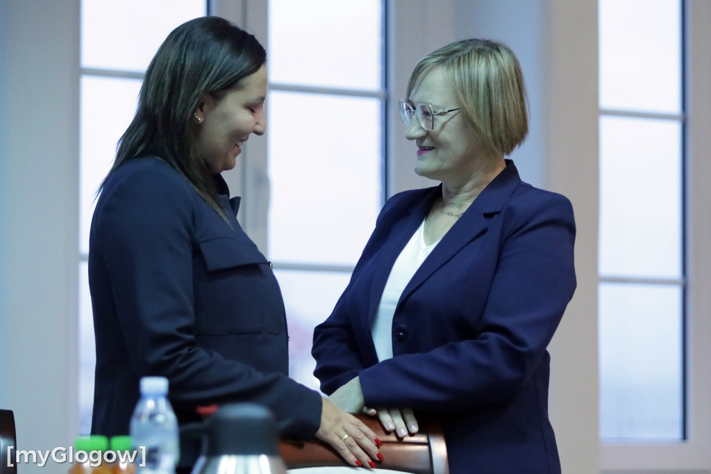 Sesja: ktoś na telefonie, ktoś czyta etykietę