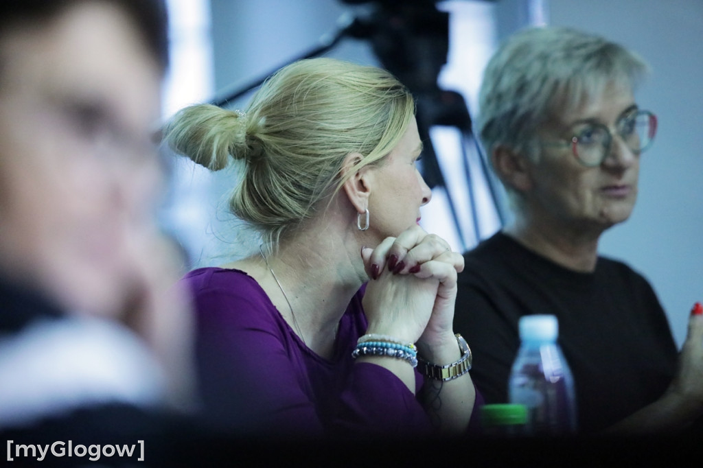 Sesja: ktoś na telefonie, ktoś czyta etykietę