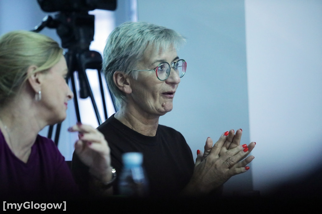 Sesja: ktoś na telefonie, ktoś czyta etykietę