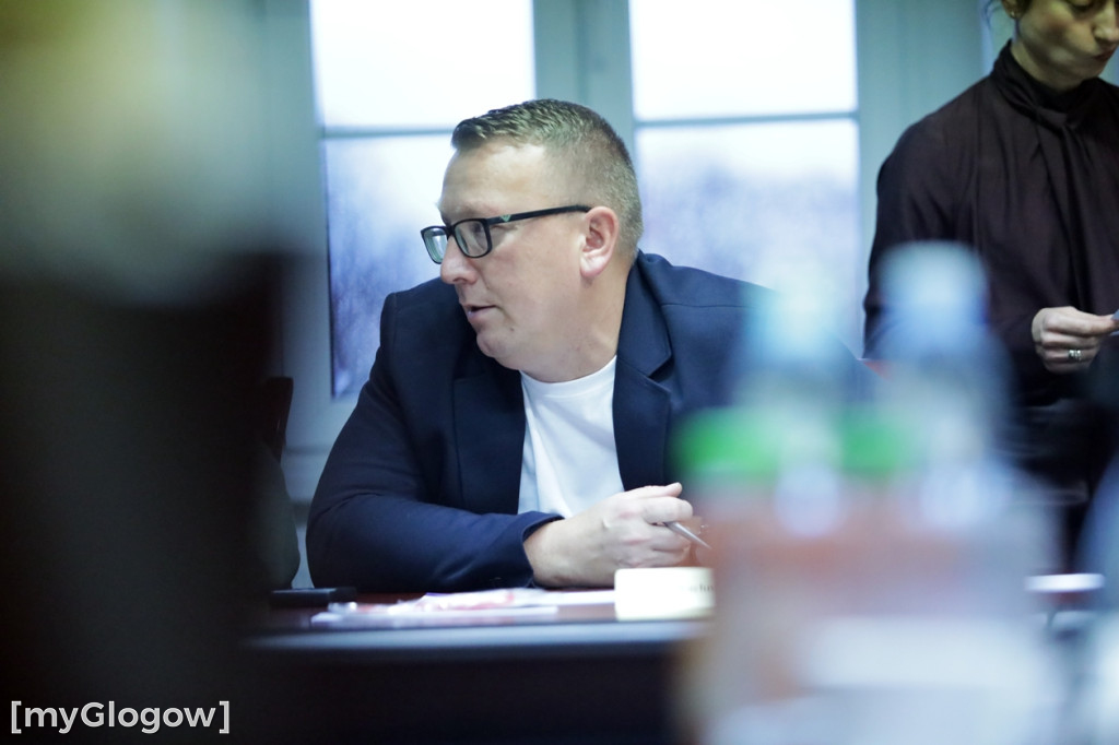 Sesja: ktoś na telefonie, ktoś czyta etykietę