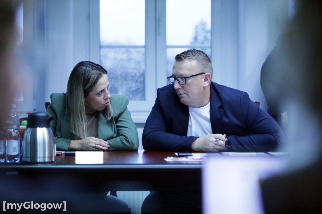 Sesja: ktoś na telefonie, ktoś czyta etykietę