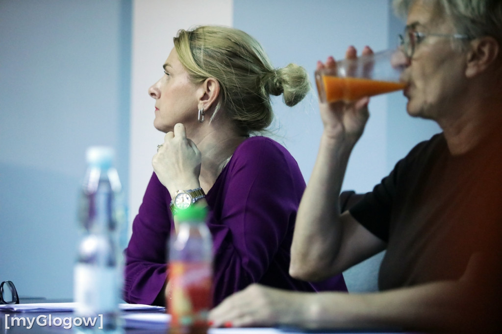 Sesja: ktoś na telefonie, ktoś czyta etykietę