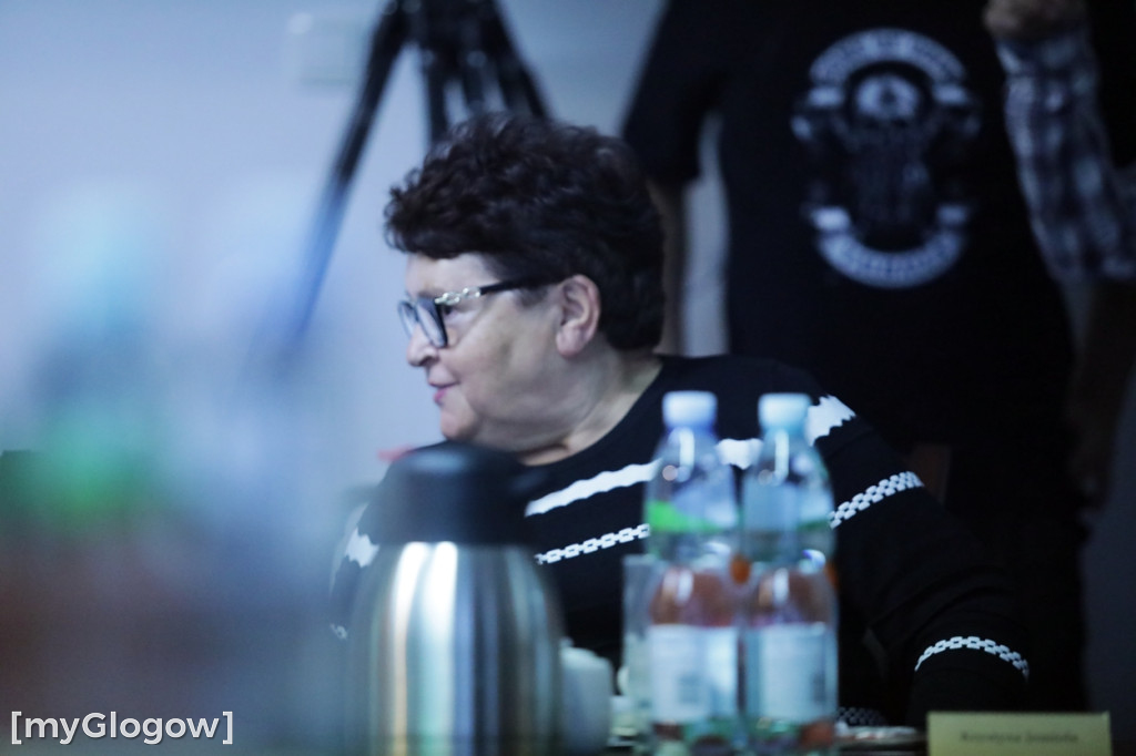 Sesja: ktoś na telefonie, ktoś czyta etykietę