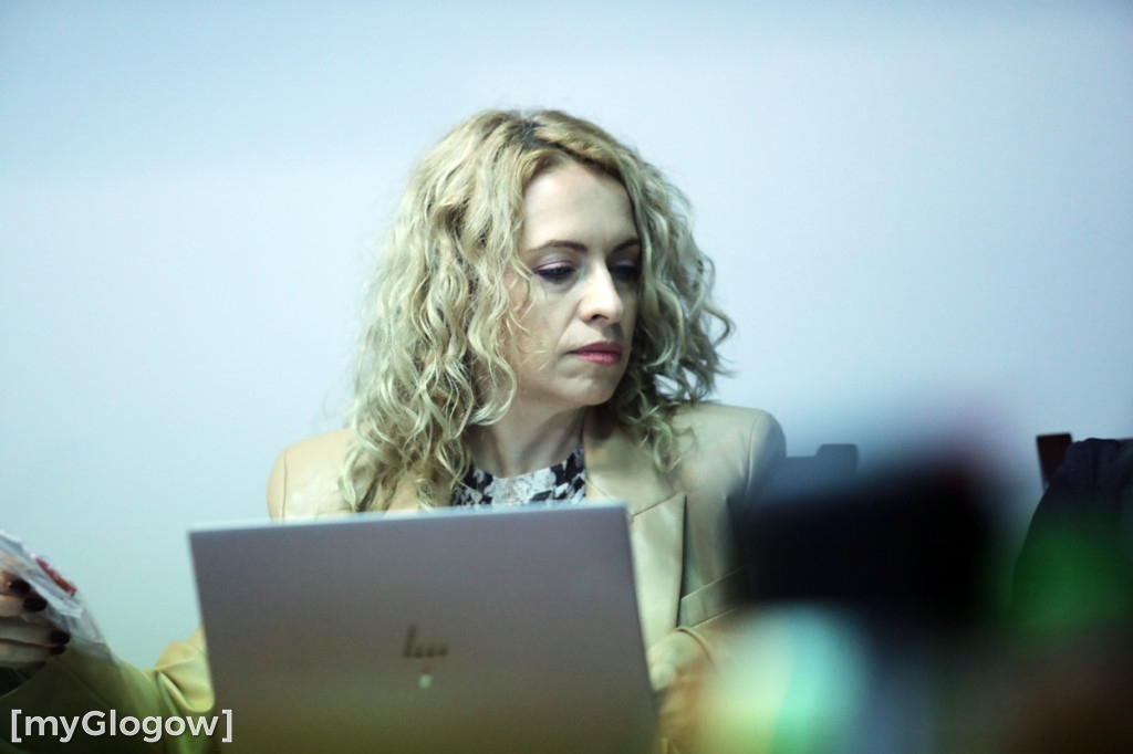 Sesja: ktoś na telefonie, ktoś czyta etykietę