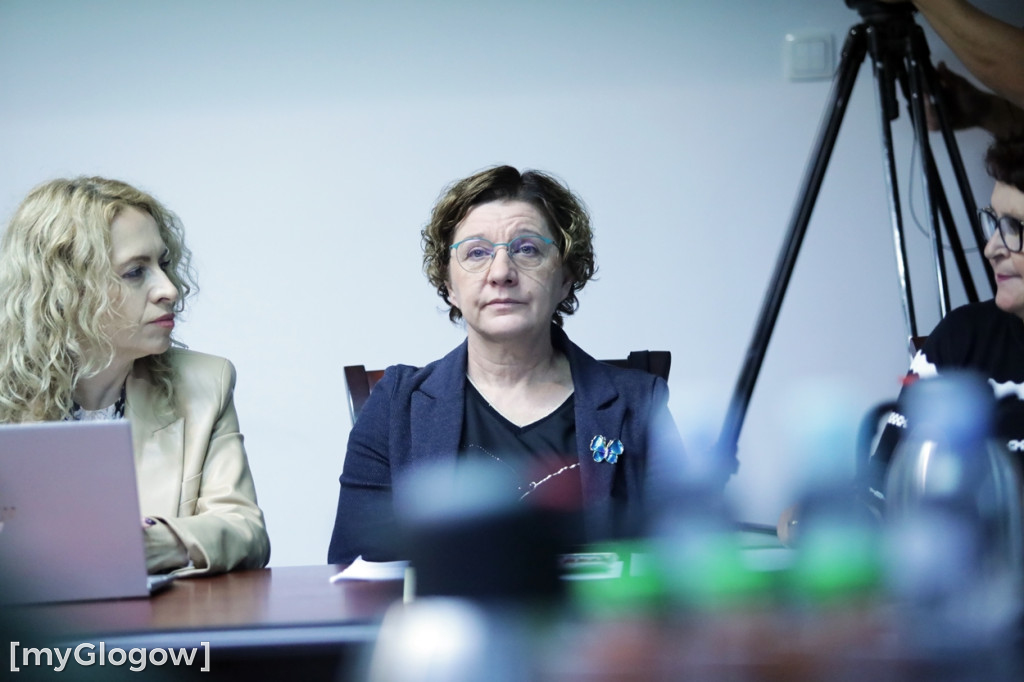 Sesja: ktoś na telefonie, ktoś czyta etykietę