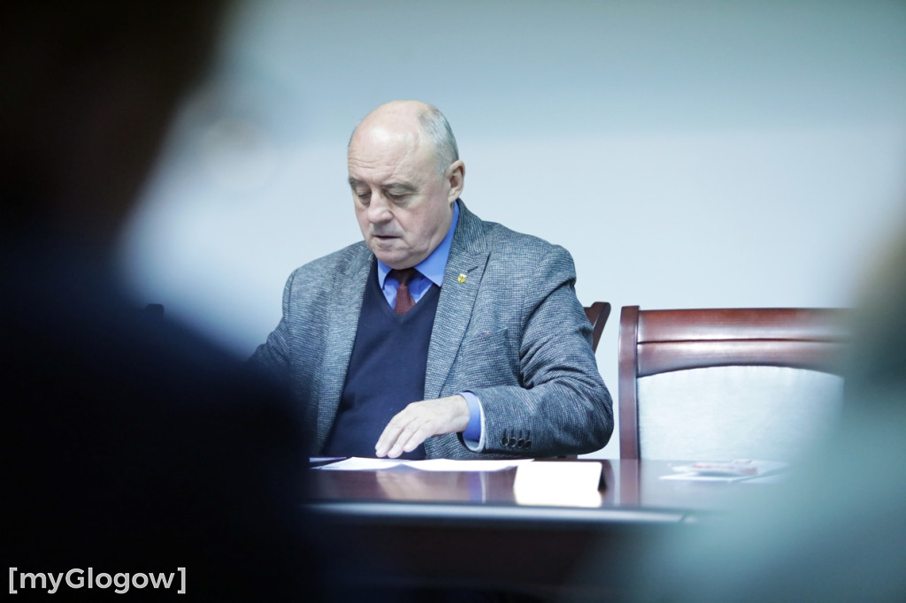 Sesja: ktoś na telefonie, ktoś czyta etykietę