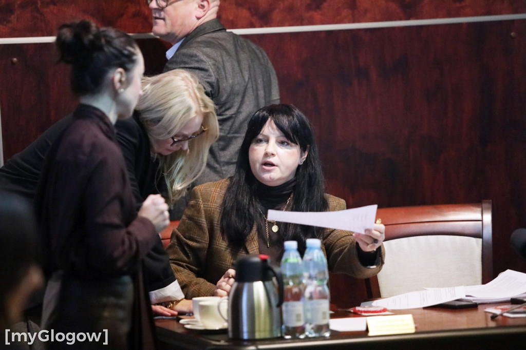 Sesja: ktoś na telefonie, ktoś czyta etykietę