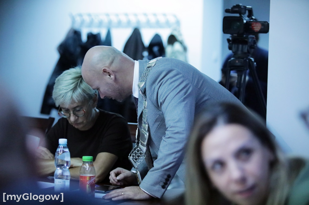 Sesja: ktoś na telefonie, ktoś czyta etykietę