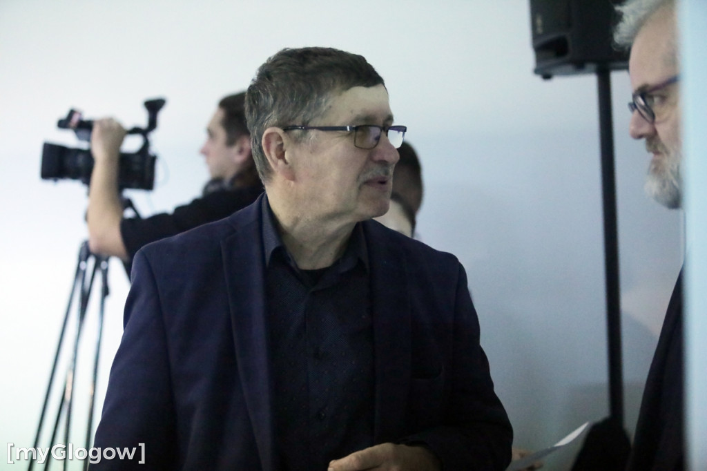 Sesja: ktoś na telefonie, ktoś czyta etykietę