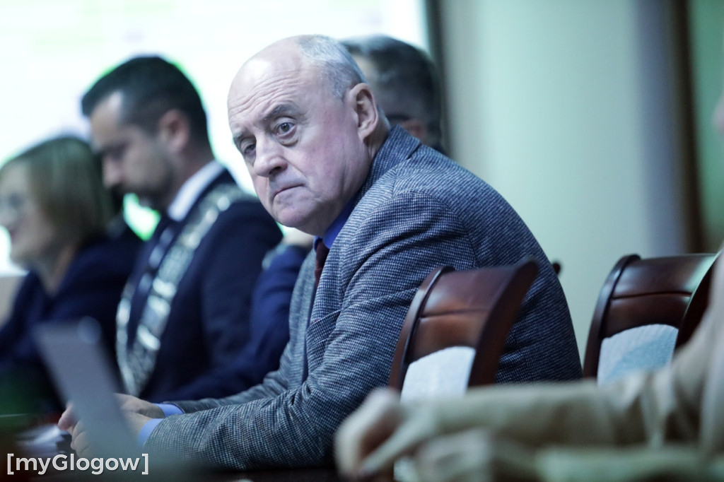 Sesja: ktoś na telefonie, ktoś czyta etykietę