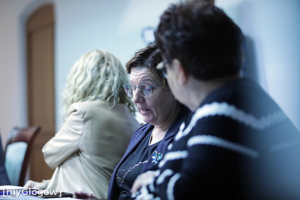 Sesja: ktoś na telefonie, ktoś czyta etykietę