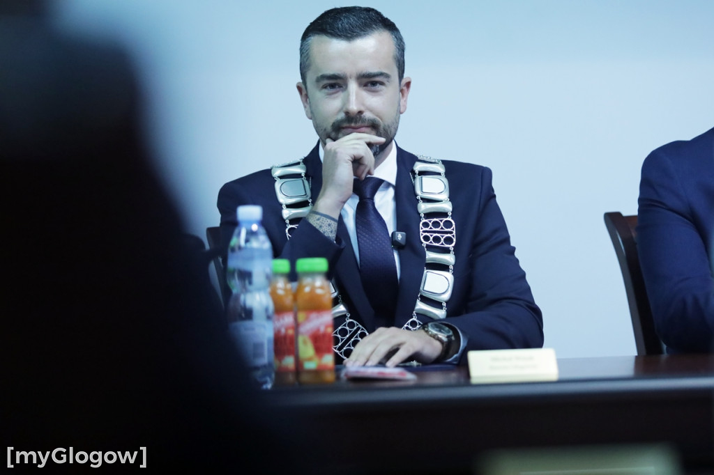 Sesja: ktoś na telefonie, ktoś czyta etykietę