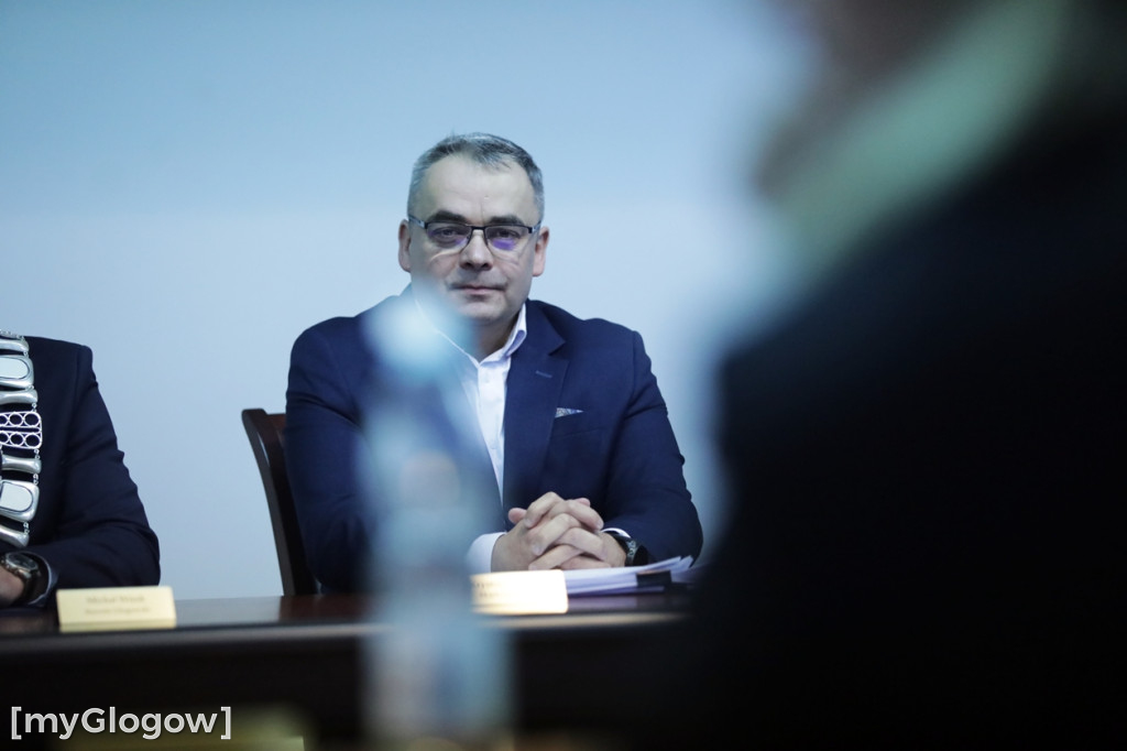 Sesja: ktoś na telefonie, ktoś czyta etykietę