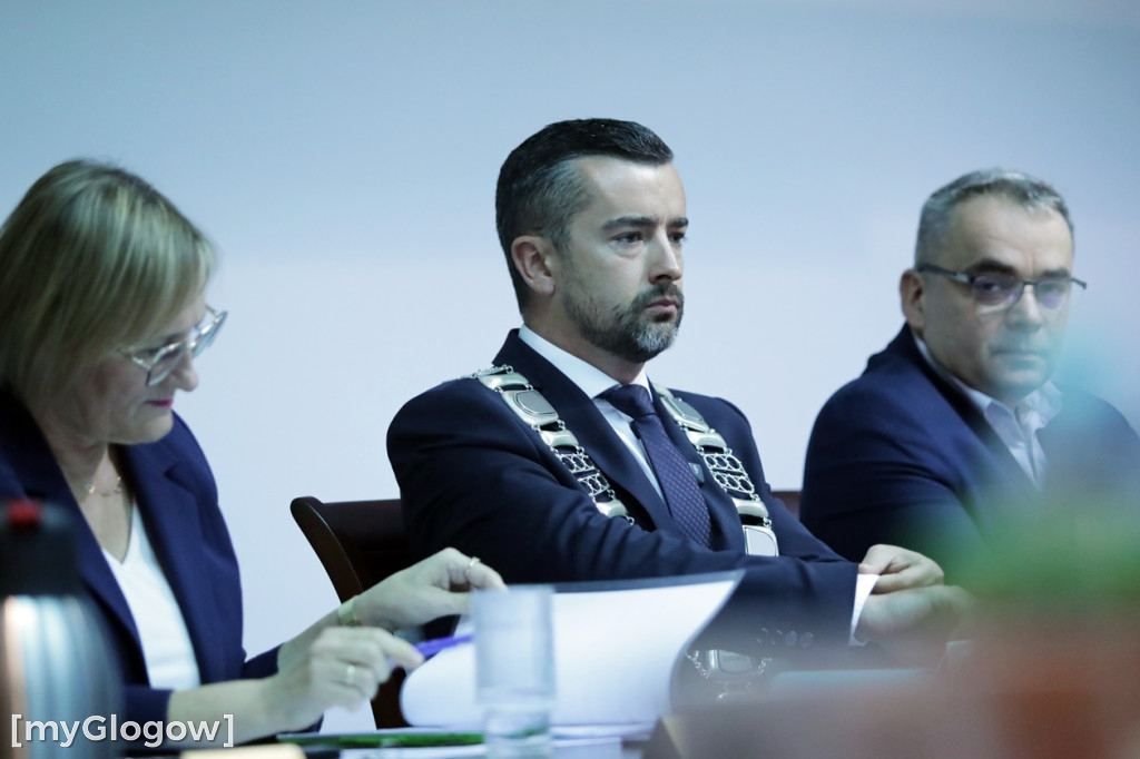 Sesja: ktoś na telefonie, ktoś czyta etykietę