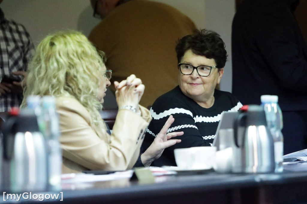 Sesja: ktoś na telefonie, ktoś czyta etykietę