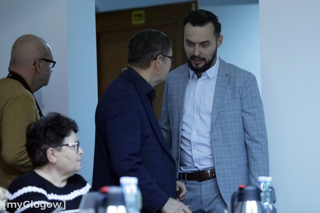 Sesja: ktoś na telefonie, ktoś czyta etykietę