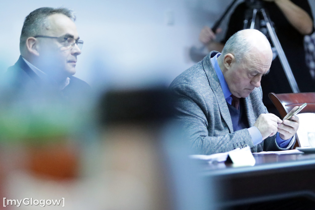 Sesja: ktoś na telefonie, ktoś czyta etykietę