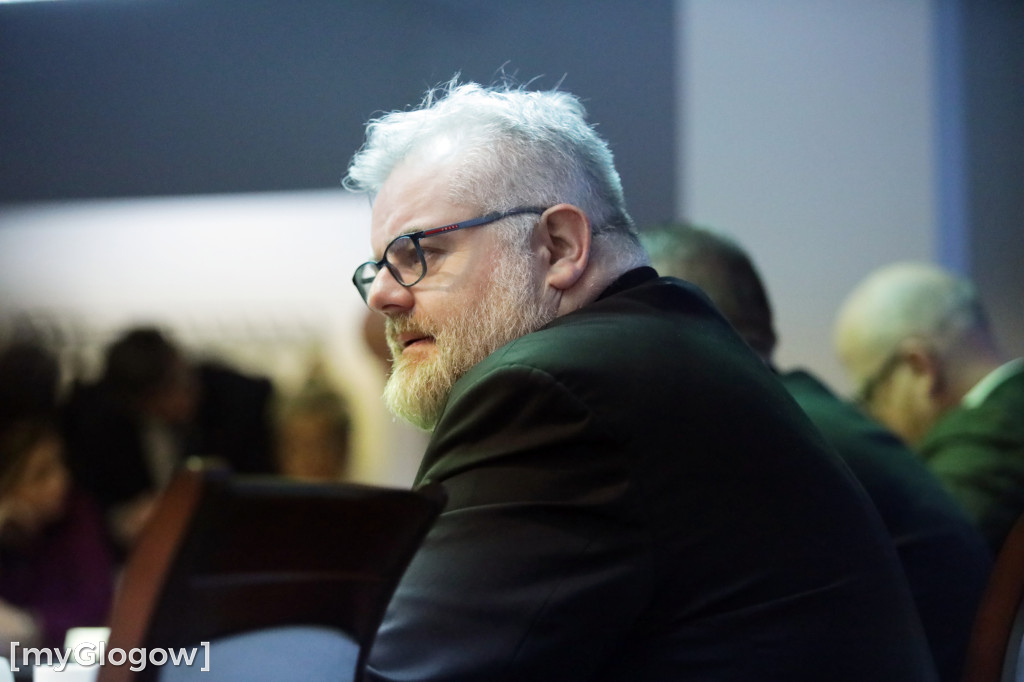 Sesja: ktoś na telefonie, ktoś czyta etykietę