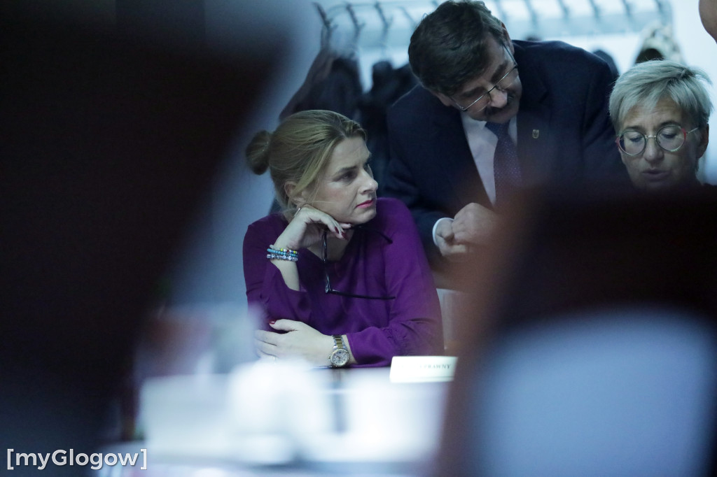 Sesja: ktoś na telefonie, ktoś czyta etykietę