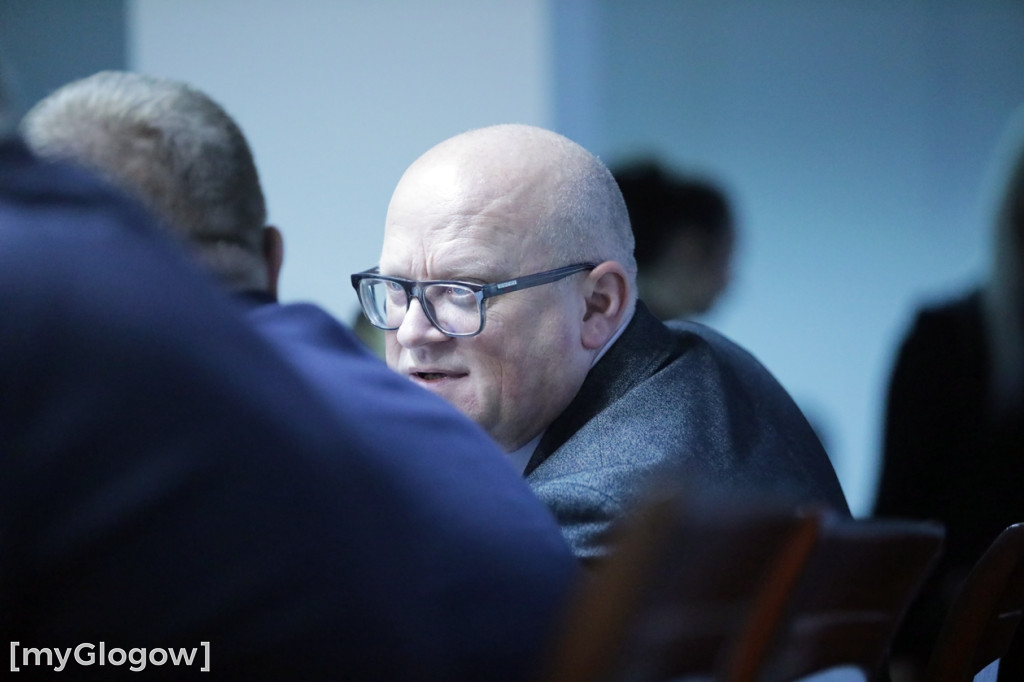 Sesja: ktoś na telefonie, ktoś czyta etykietę