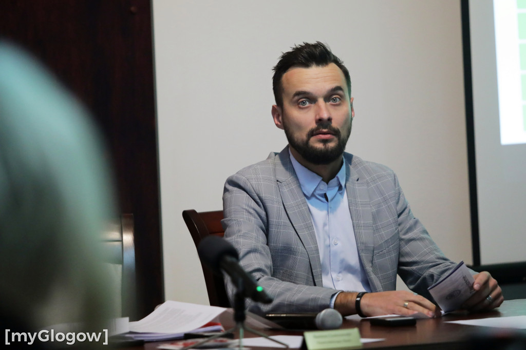 Sesja: ktoś na telefonie, ktoś czyta etykietę