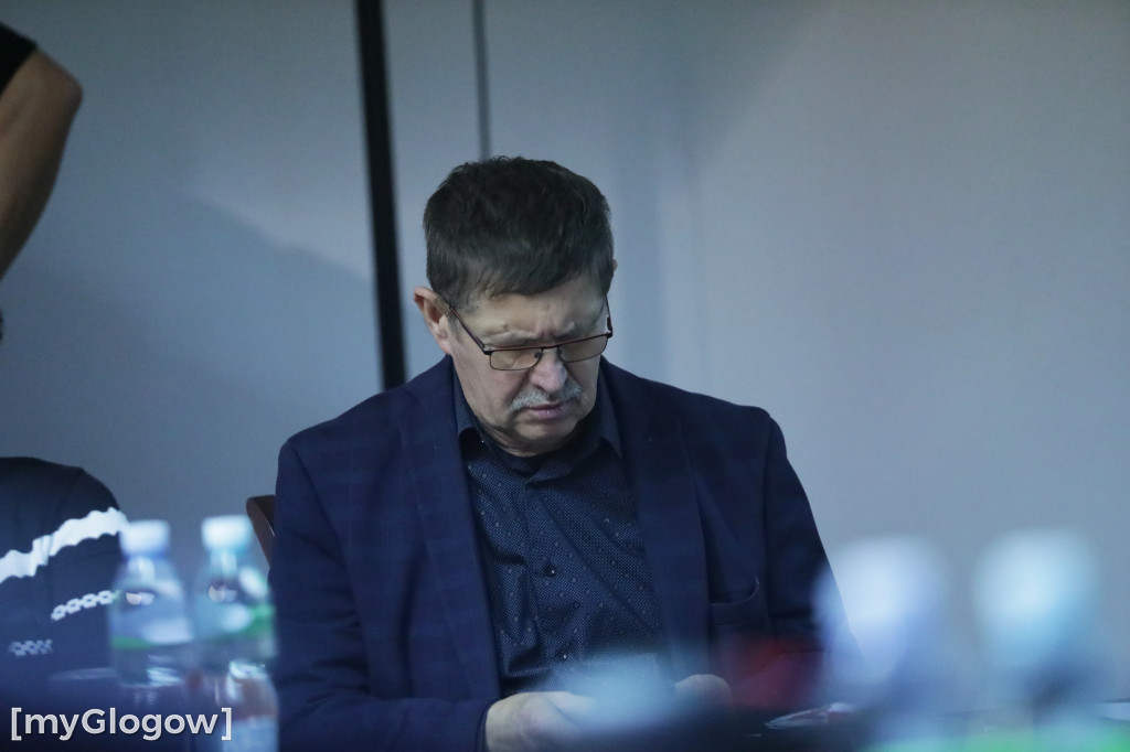 Sesja: ktoś na telefonie, ktoś czyta etykietę