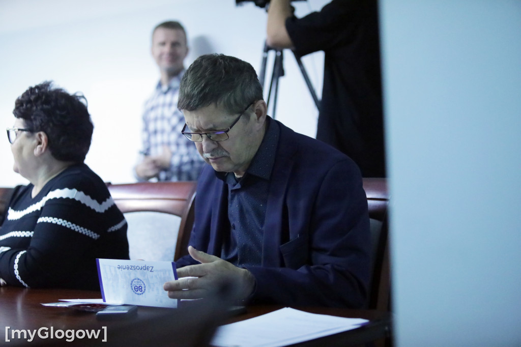 Sesja: ktoś na telefonie, ktoś czyta etykietę