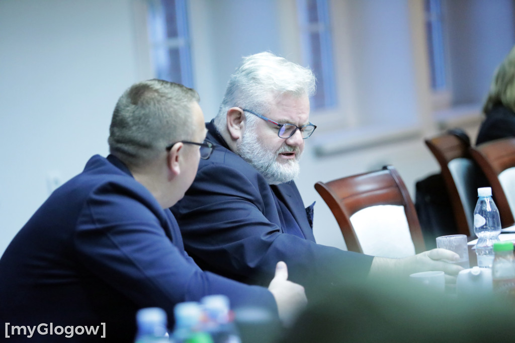 Sesja: ktoś na telefonie, ktoś czyta etykietę