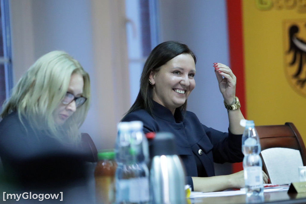 Sesja: ktoś na telefonie, ktoś czyta etykietę