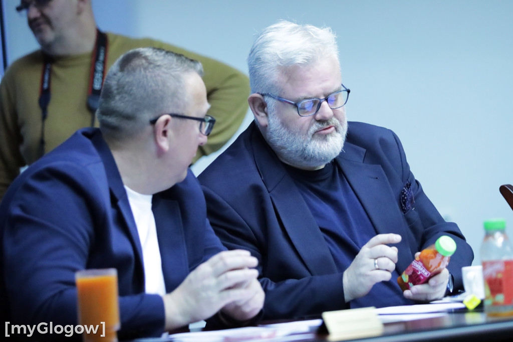 Sesja: ktoś na telefonie, ktoś czyta etykietę