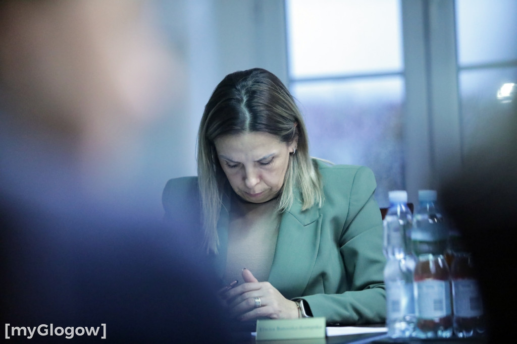 Sesja: ktoś na telefonie, ktoś czyta etykietę