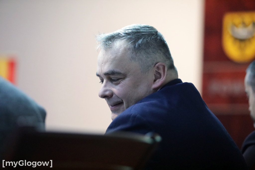 Sesja: ktoś na telefonie, ktoś czyta etykietę