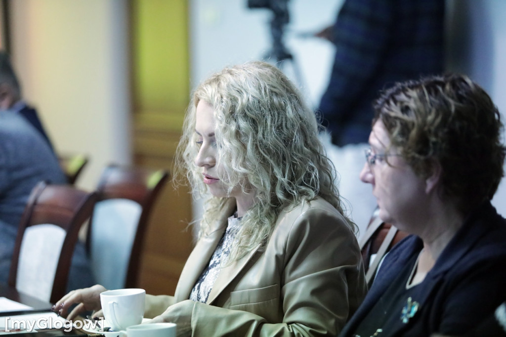 Sesja: ktoś na telefonie, ktoś czyta etykietę