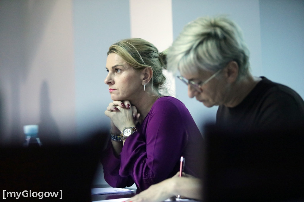 Sesja: ktoś na telefonie, ktoś czyta etykietę