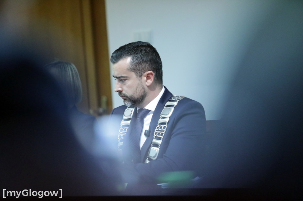 Sesja: ktoś na telefonie, ktoś czyta etykietę