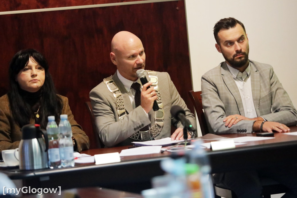 Sesja: ktoś na telefonie, ktoś czyta etykietę