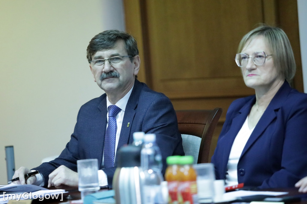 Sesja: ktoś na telefonie, ktoś czyta etykietę