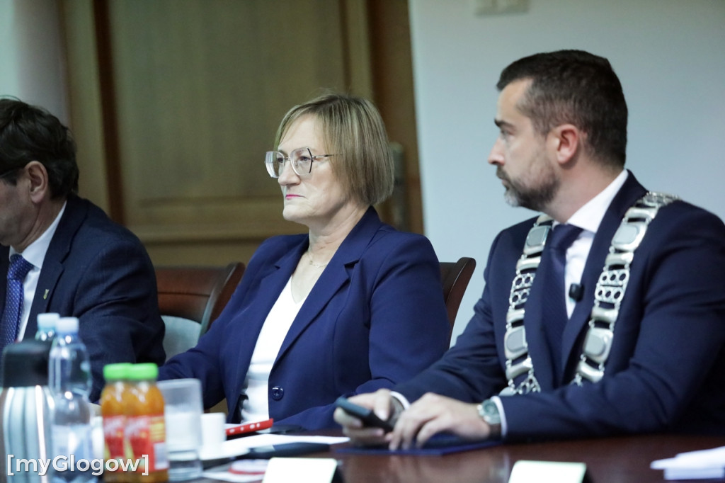 Sesja: ktoś na telefonie, ktoś czyta etykietę