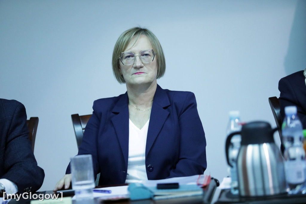 Sesja: ktoś na telefonie, ktoś czyta etykietę