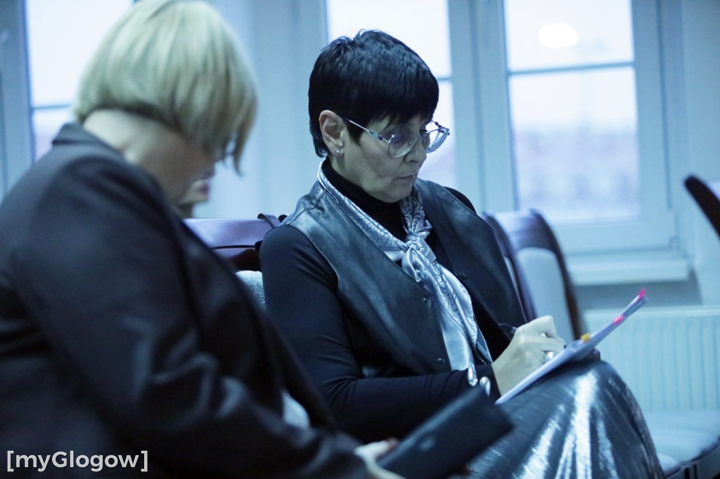 Sesja: ktoś na telefonie, ktoś czyta etykietę