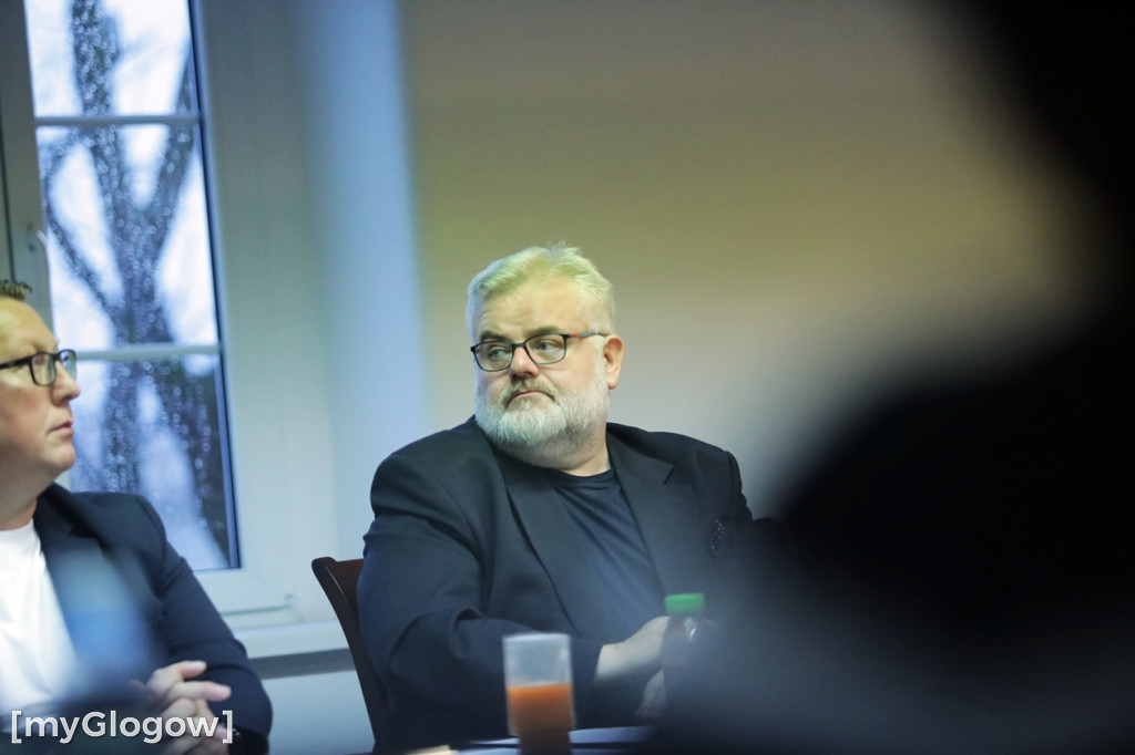 Sesja: ktoś na telefonie, ktoś czyta etykietę