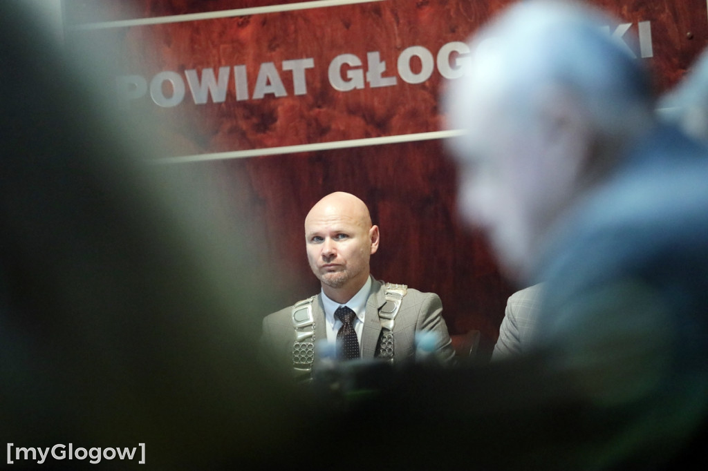 Sesja: ktoś na telefonie, ktoś czyta etykietę